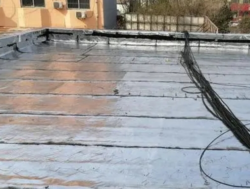 滨州市卫生间漏水维修公司分享下滨州市屋面楼顶防水刚性防水层施工要点。